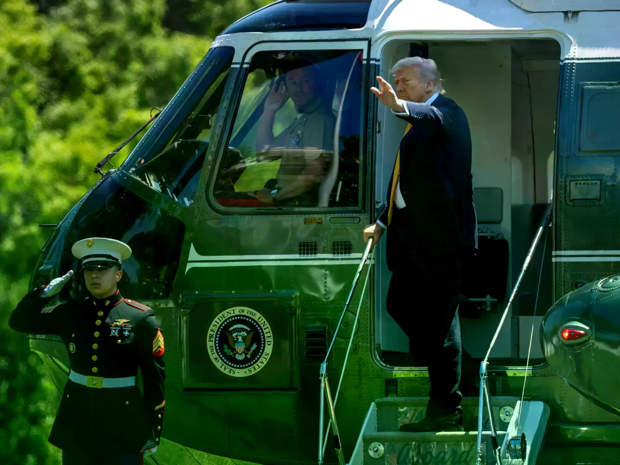 El presidente Donald Trump aborda el helicóptero presidencial Marine One en el jardín sur de la Casa Blanca en Washington.