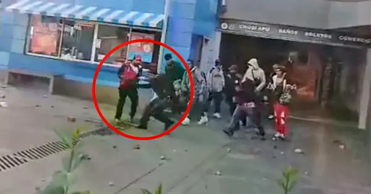 Momento en que manifestantes agreden a un policía en la línea celeste del teleférico.