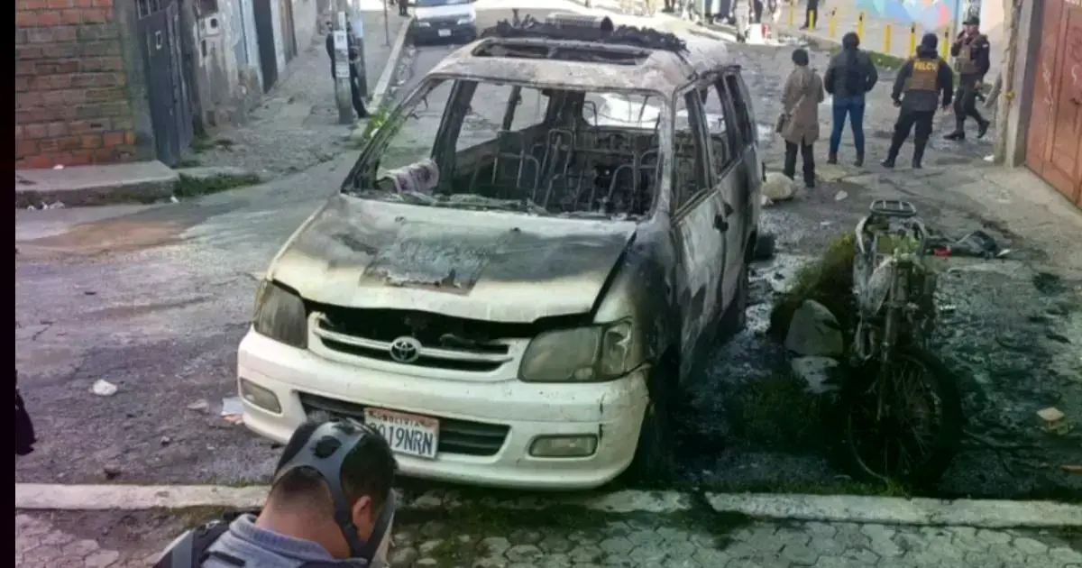 Vehículos policiales quemados