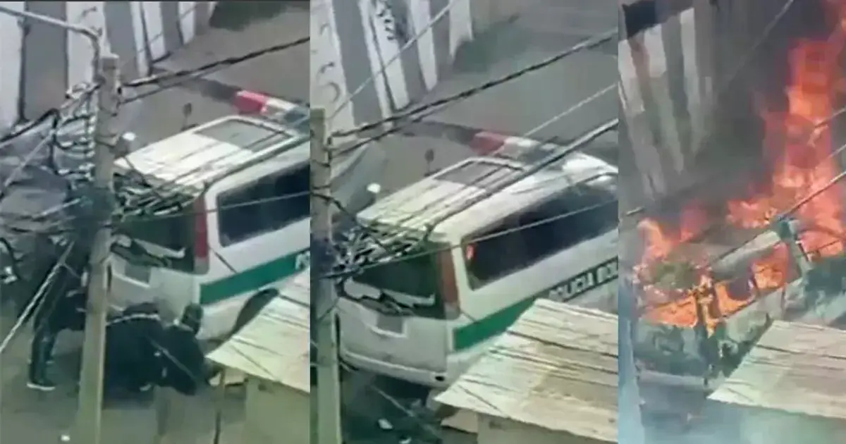 Momento en el que prenden fuego al vehículo policial