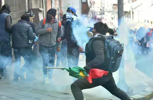 Enfrentamientos en el centro de La Paz, este lunes.