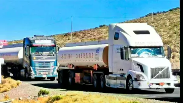 Camiones cisternas con combustibles varados en la carretera.