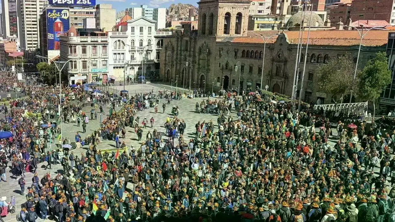 Movilizados llegan a la plaza San Francisco en La Paz
