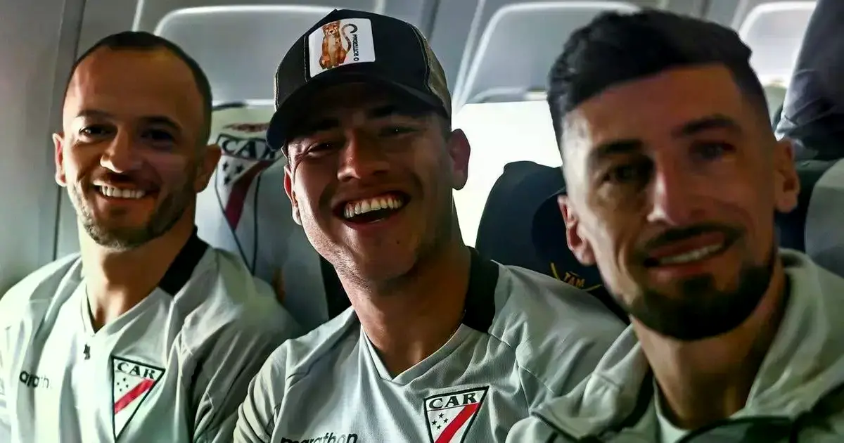 Jugadores de la banda roja en la nave que los llevó a Asunción.
