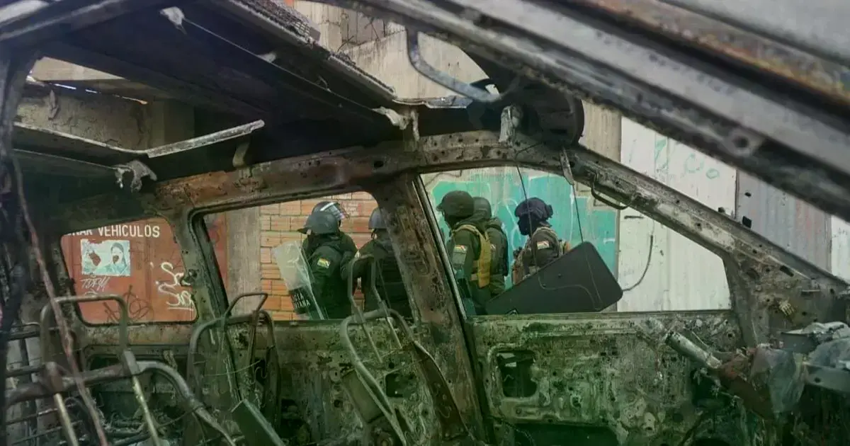 Un vehículo policial incendiado en pleno centro paceño