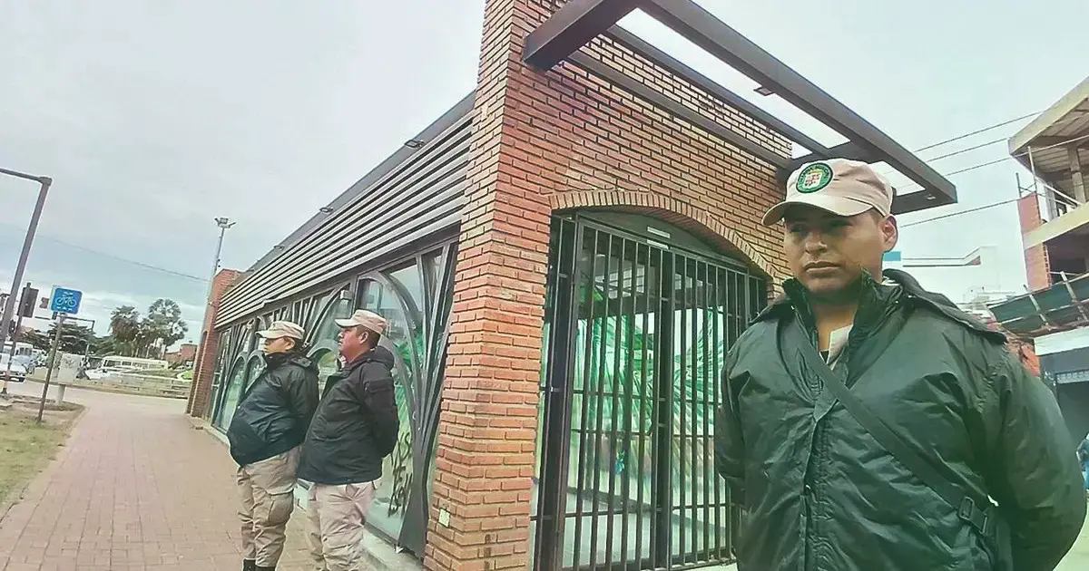 Guardias municipales vigilan las estaciones del BRT tras los destrozos.