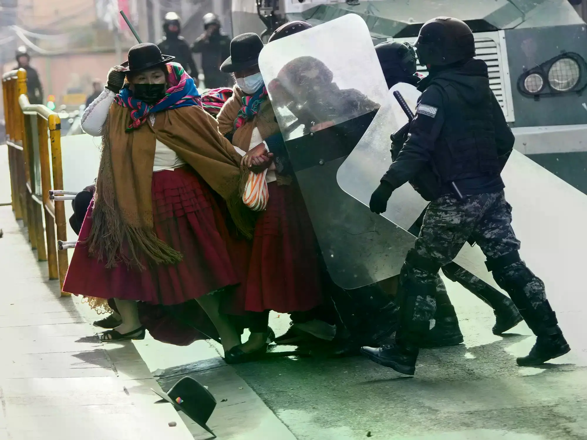 Caos en La Paz por enfrentamientos entre la Policía y manifestantes.