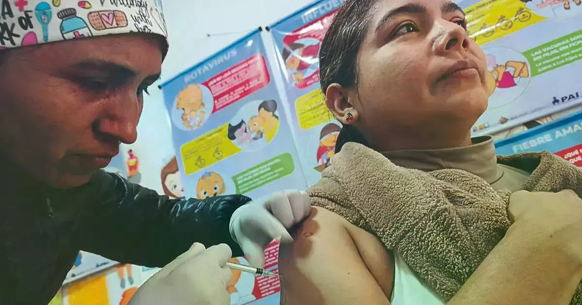 Dayana y su niña ya están protegidas contra la gripe.