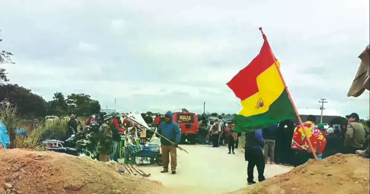 Comunarios de San Julián interrumpen el paso de vehículos desde hace seis días.