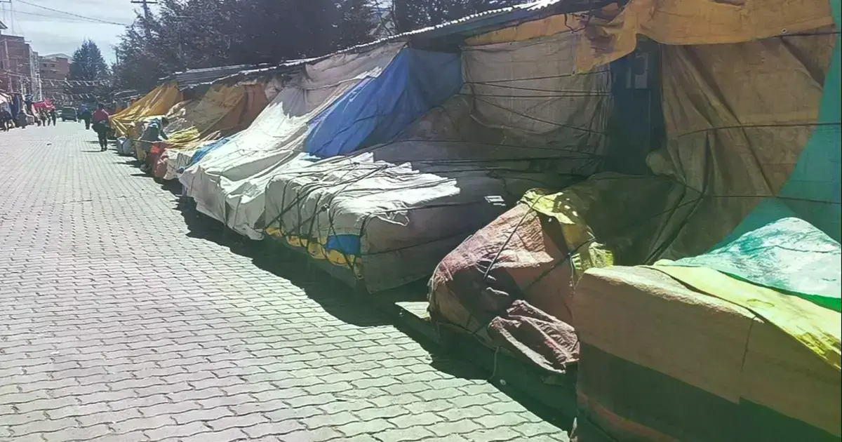 Mercados de La Paz y El Alto semivacíos por el desabastecimiento de alimentos.