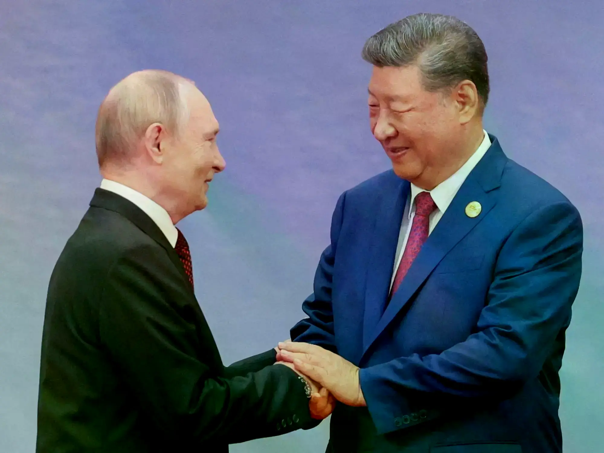Xi Jinping recibe a Putin durante su último encuentro en agosto de 2025.