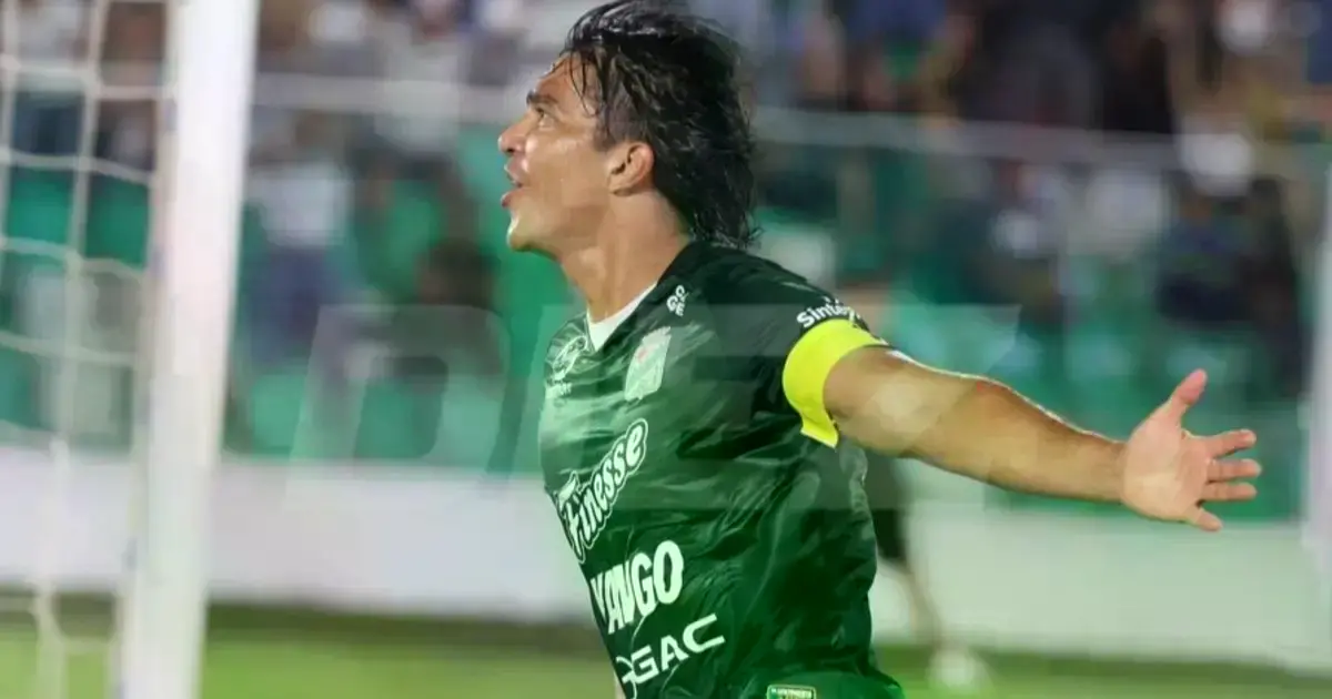 El boliviano festejando un gol con la camiseta de Oriente.