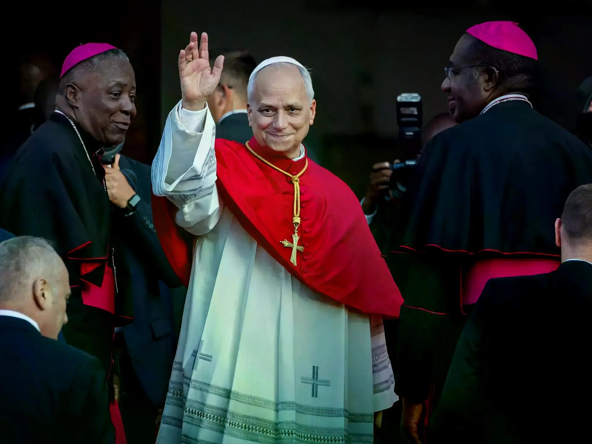 El Papa León XIV saluda a fieles.