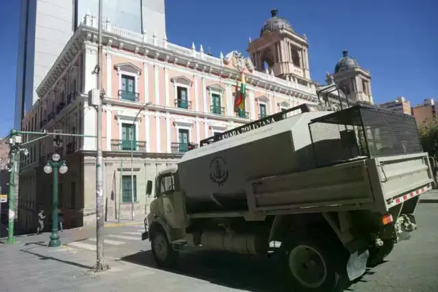 Vehículos militares en la plaza Murillo de La Paz