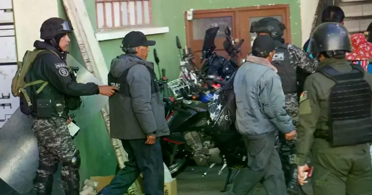 El momento en que llegaban a la FELCC algunos de los arrestados.