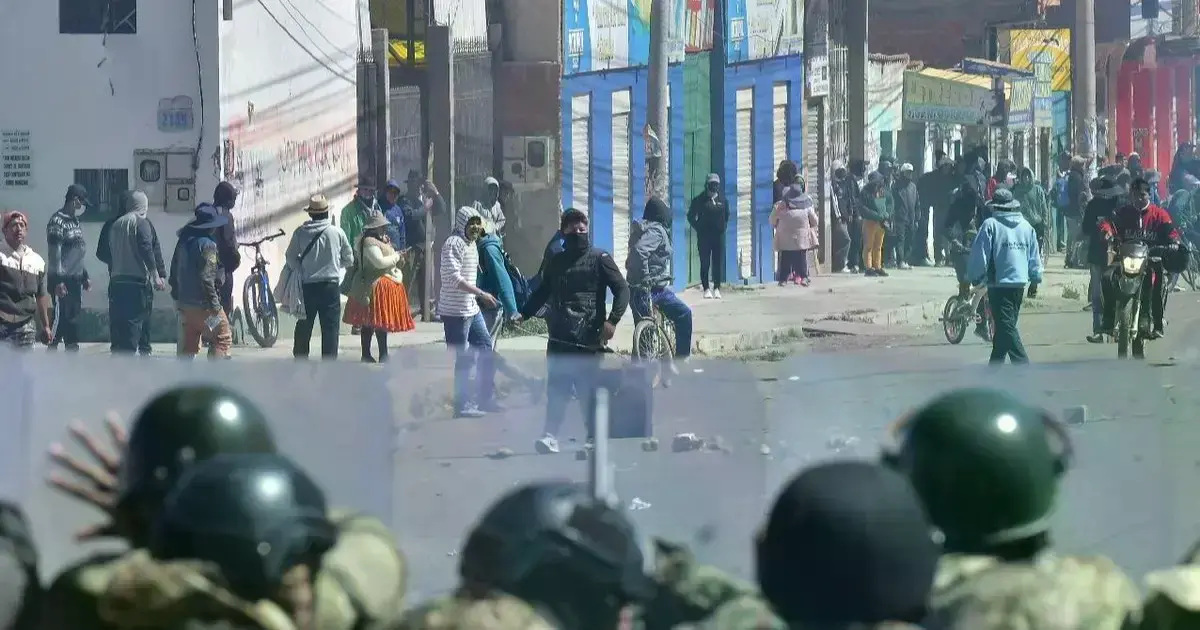 Policía contuvo las violentas protestas.