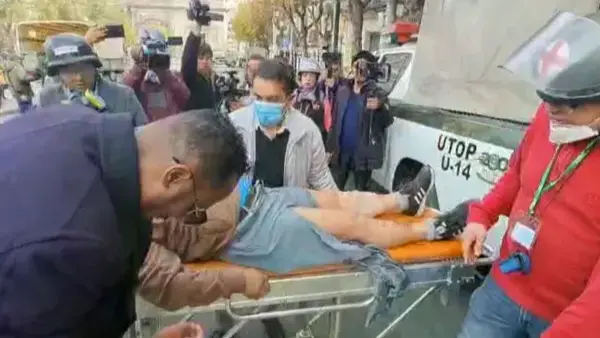 Un periodista herido por las esquirlas de un explosivo de dinamita.
