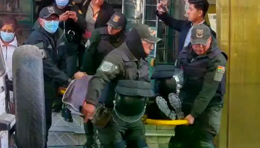 Efectivos policiales tras los enfrentamientos.