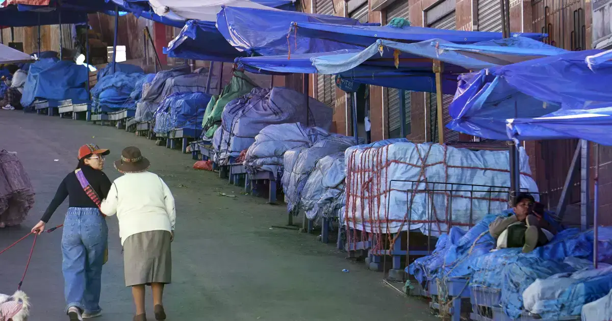 Los mercados en la ciudad de La Paz se encuentran desabastecidos debido a los bloqueos de caminos.