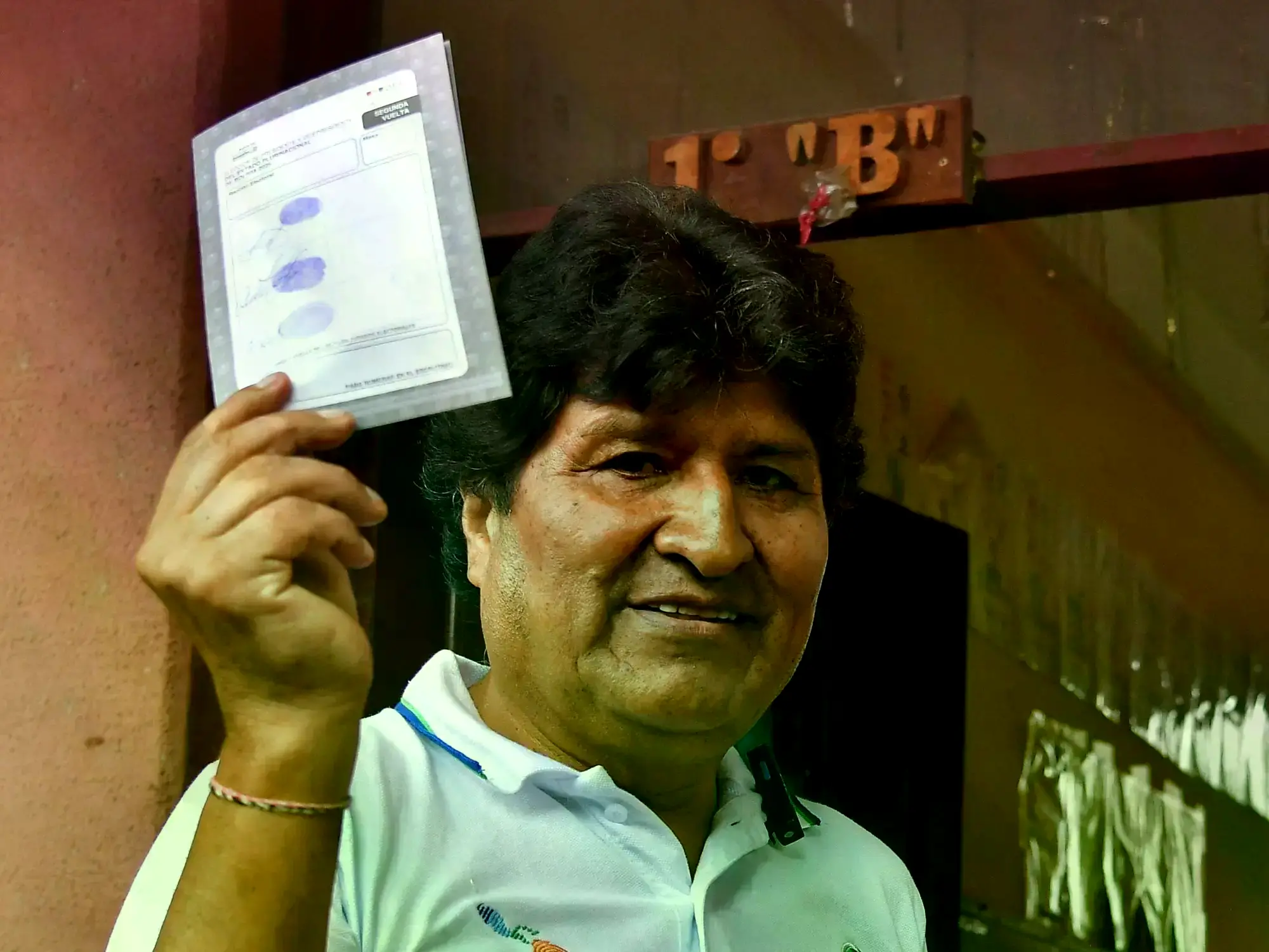 Evo Morales durante una votación en 2025, según imagen de Reuters.