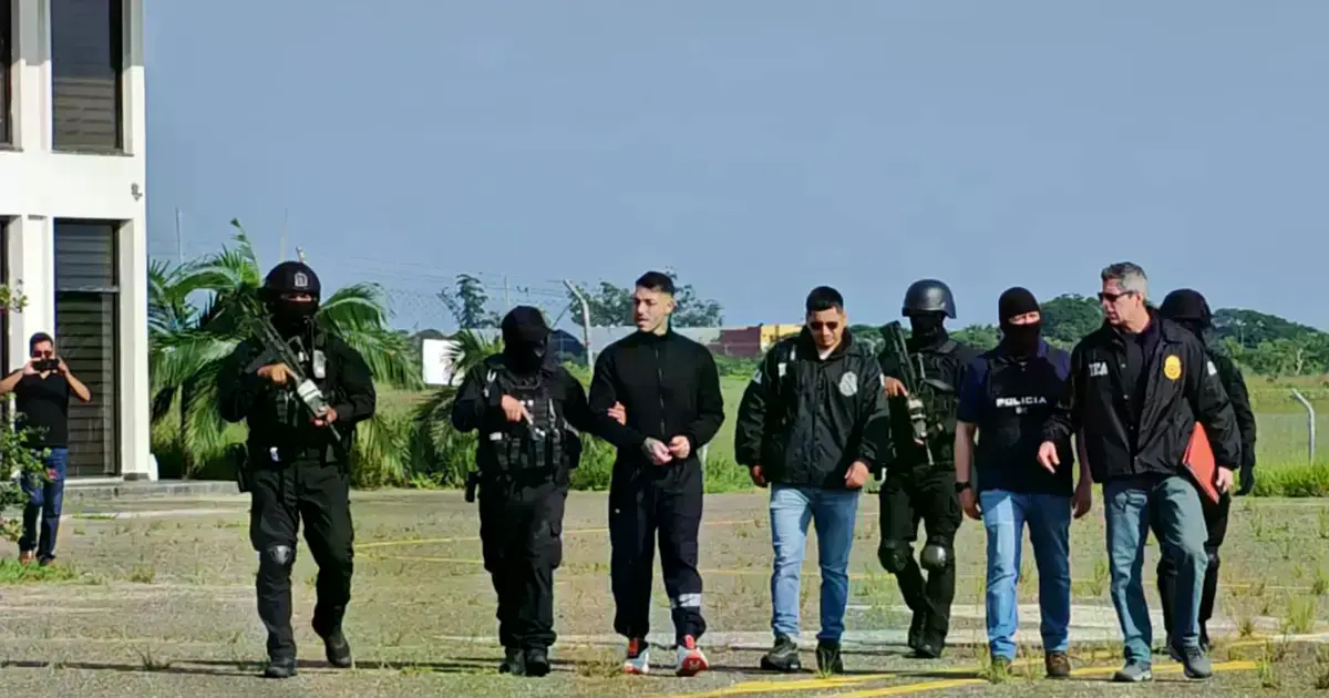 Sebastián Marset junto a agentes de la DEA y de la Policía de Bolivia, tras su captura en Santa Cruz de la Sierra.