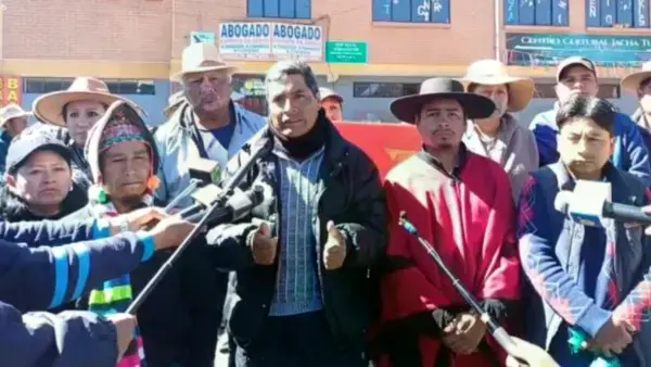 Nelson Virreyra junto a otros dirigentes evistas en El Alto, donde la COB desarrolló un ampliado esta jornada.