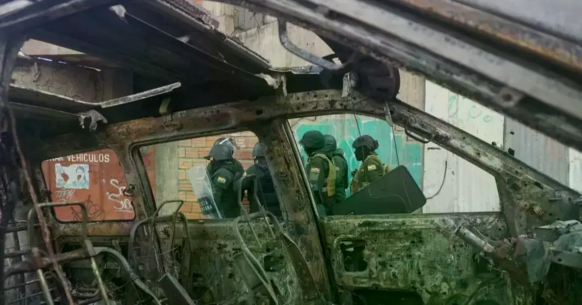 Un vehículo de la Policía fue quemado el lunes durante la movilización de personas que piden la renuncia del presidente Paz