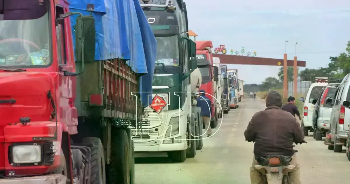 Camiones aguardan un cuarto intermedio para avanzar en el bloqueo de San Julián