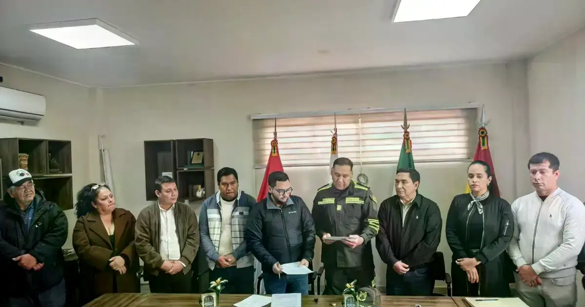 El alcalde de San José de Chiquitos, Juan Diego Caballero (quinto de la izq.), junto a otras personalidades