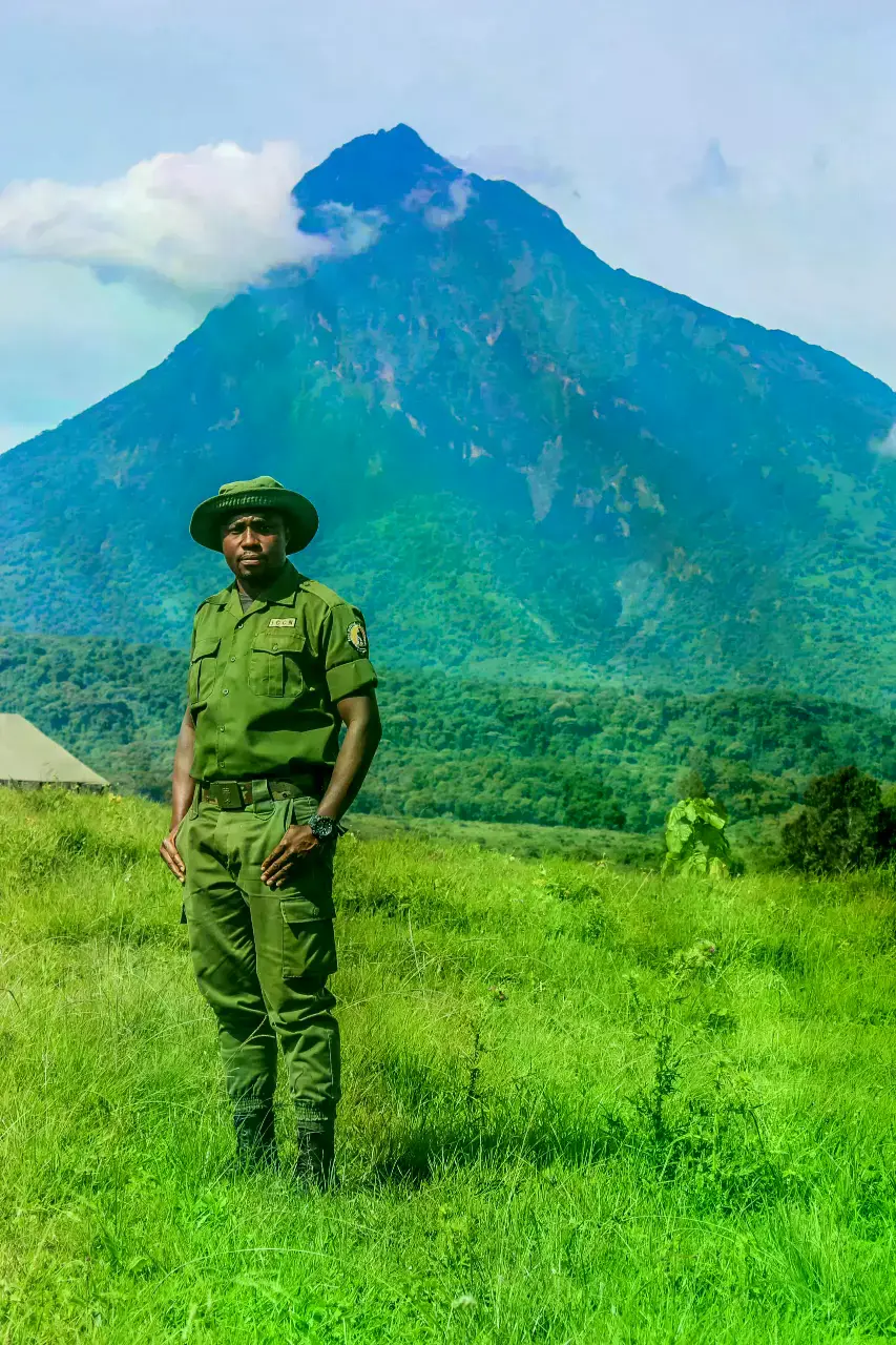 Emmanuel Bahati Lukoo (primero por la izquierda) es actualmente subdirector del Parque Nacional Kahuzi-Biega.