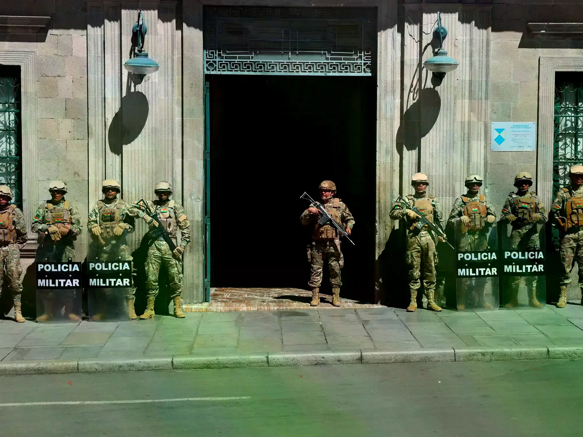 Integrantes de la Policía Militar custodian el Palacio de Gobierno este martes, en La Paz (Bolivia).