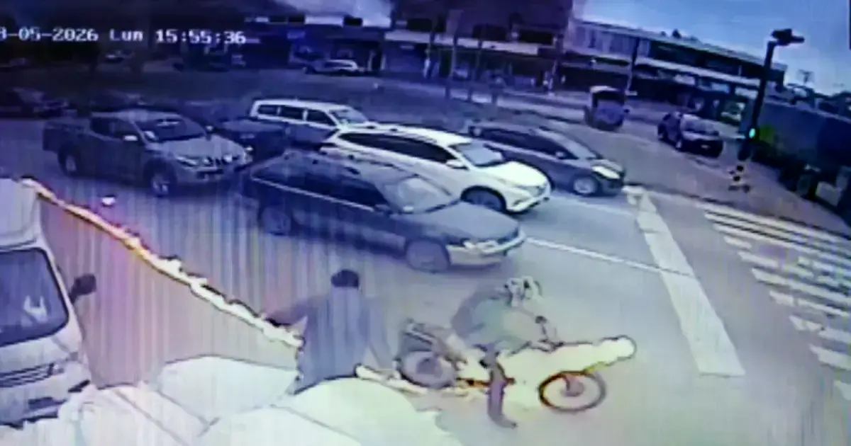 Una moto en movimiento arde en la zona sur de Santa Cruz.
