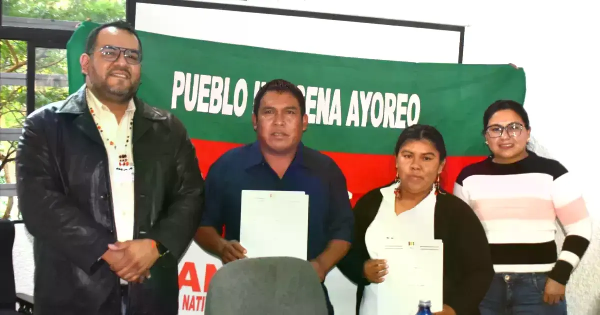 Marco Antonio Monasterio, presidente del TED, junto a los asambleístas del pueblo ayoreo