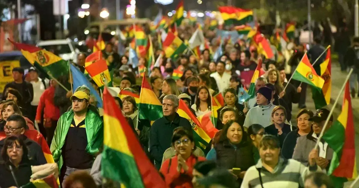 Cientos de cochabambinos marcharon en defensa de la Democracia
