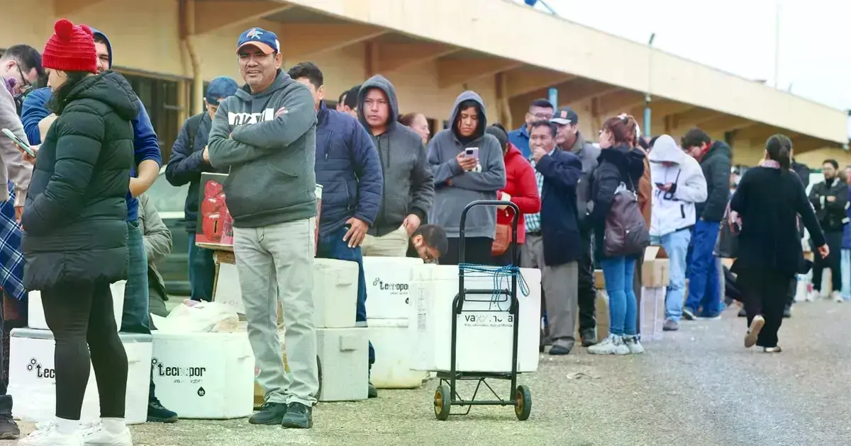 Decenas de personas hacen fila desde temprano para enviar sus encomiendas en la zona de carga del aeropuerto internacional de