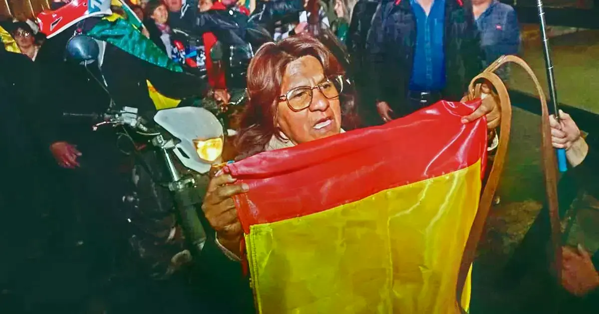El Comité Interinstitucional de Cochabamba realizó una masiva marcha en defensa de la democracia.