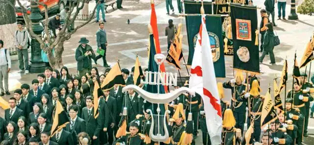 La banda del Colegio Junín entonando el himno a Chuquisaca, en la Plaza 25 de Mayo.