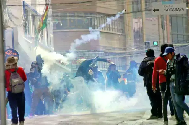 Una escena de la violenta jornada del lunes en la sede del Gobierno.