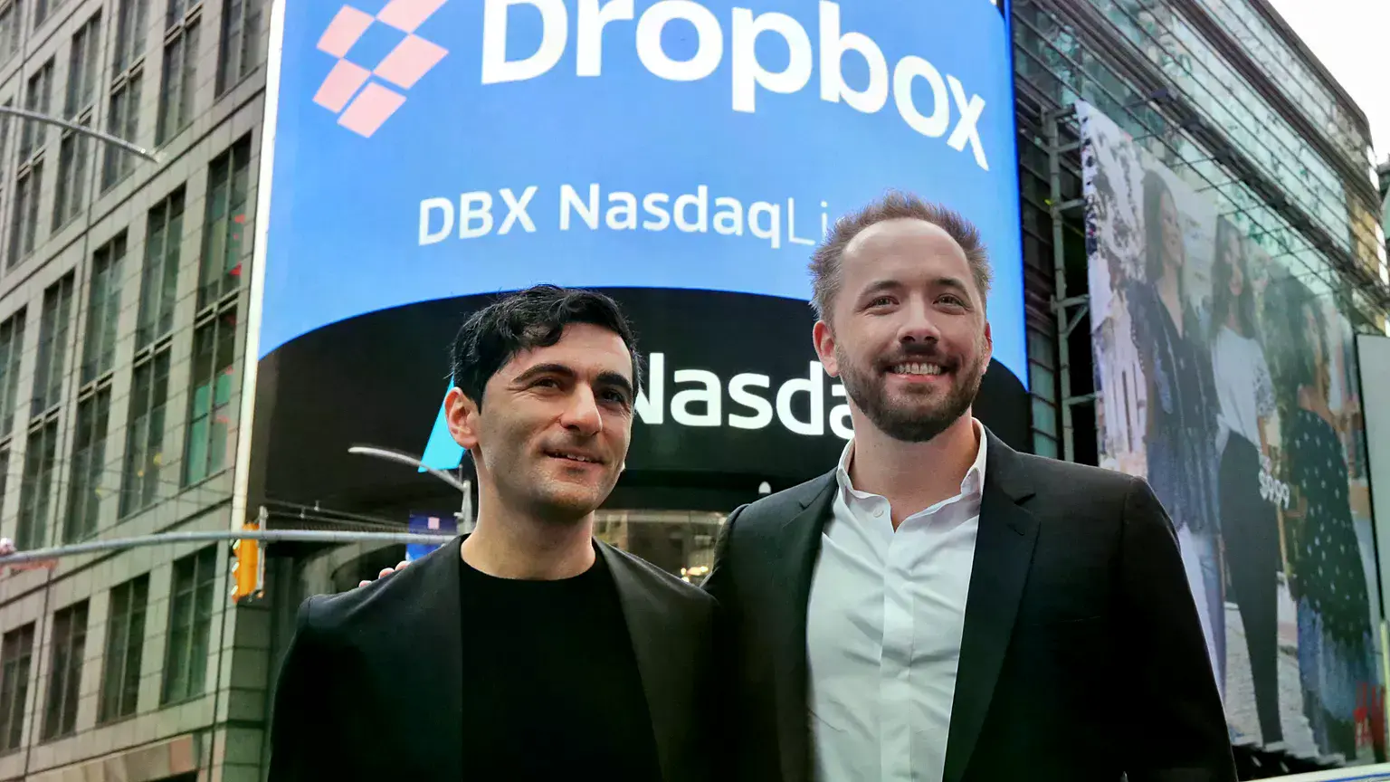 Los cofundadores de Dropbox Arash Ferdowski y Drew Houston posan para unas fotos en Times Square de Nueva York durante la sal