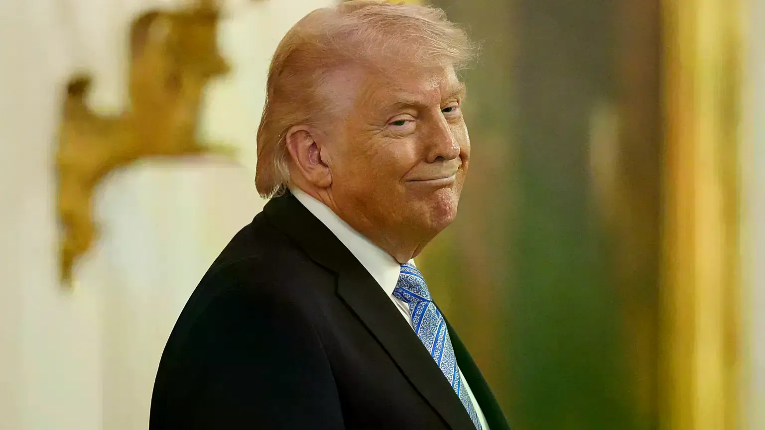 El presidente de EE UU Donald Trump sonríe durante un acto con pequeños empresarios en la Sala Este de la Casa Blanca en Wash