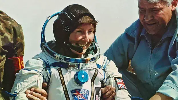 Helen Sharman, primera astronauta británica, regresando de la estación espacial Mir en 1991.