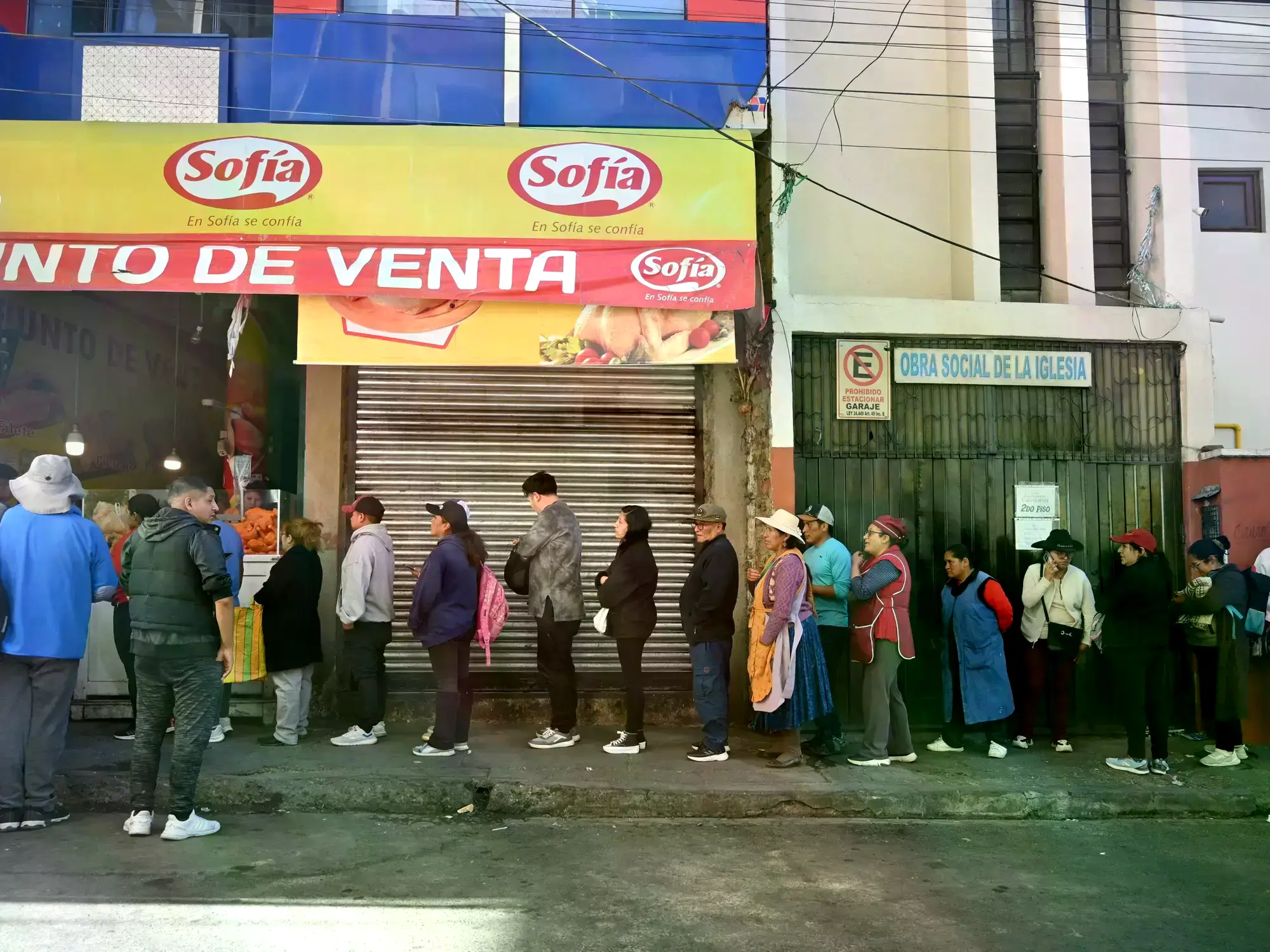 Una fila para comprar pollo en un local en La Paz, este martes.
