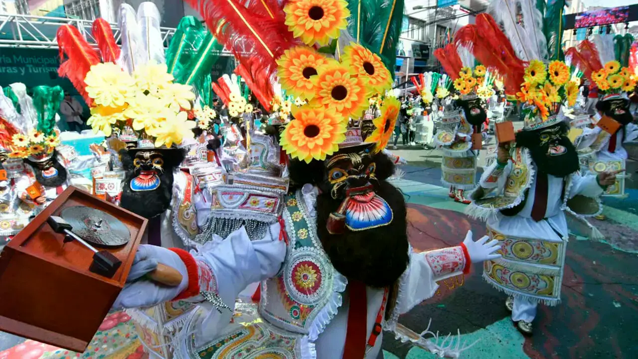 Fraternos bailan en la fiesta del Gran Poder, en La Paz.