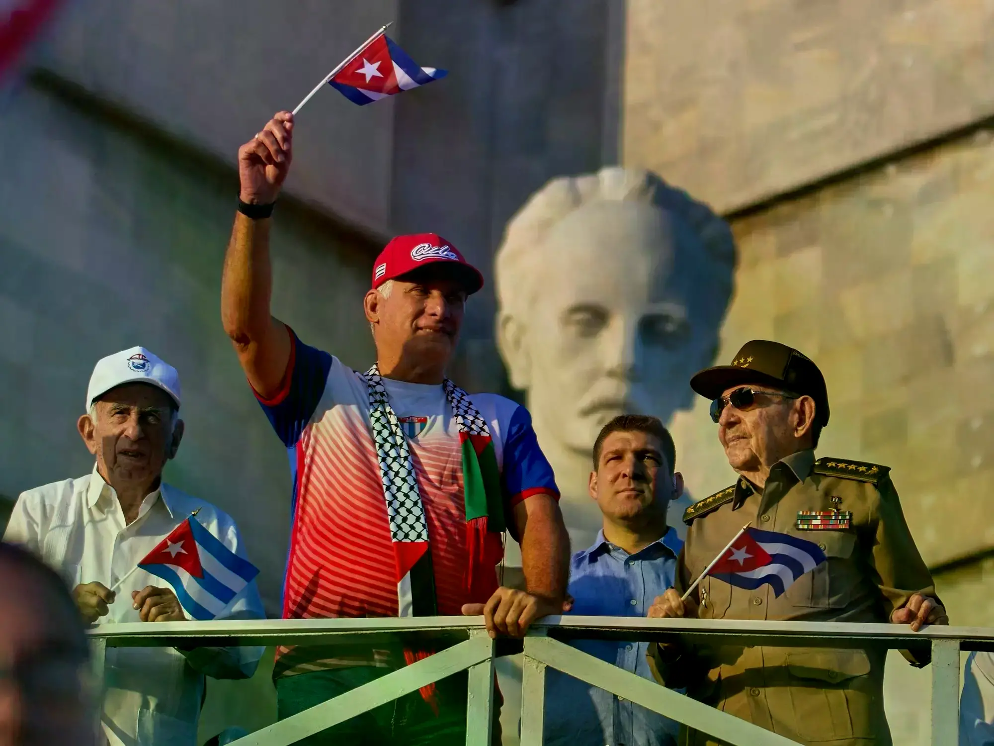 Raúl Castro en el desfile del Primero de Mayo acompañado por el presidente de Cuba, Miguel Díaz-Canel, y su nieto, Raúl Guill