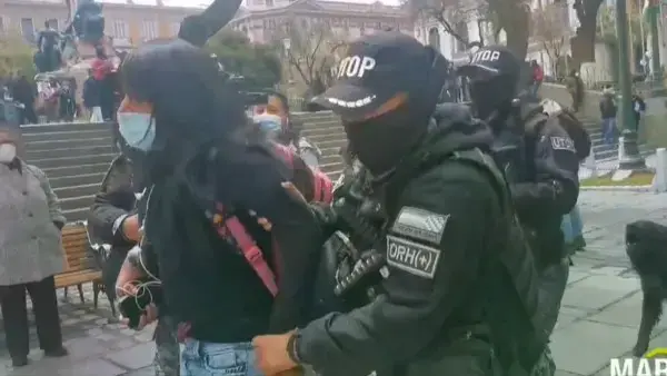 Policía detiene a una persona