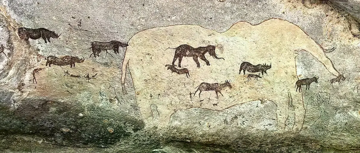 Arte rupestre antiguo que representa vida salvaje y humanos en la Meseta de Ennedi, Chad.