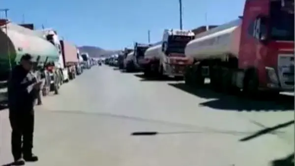 Filas en el lado peruano de la frontera con Bolivia