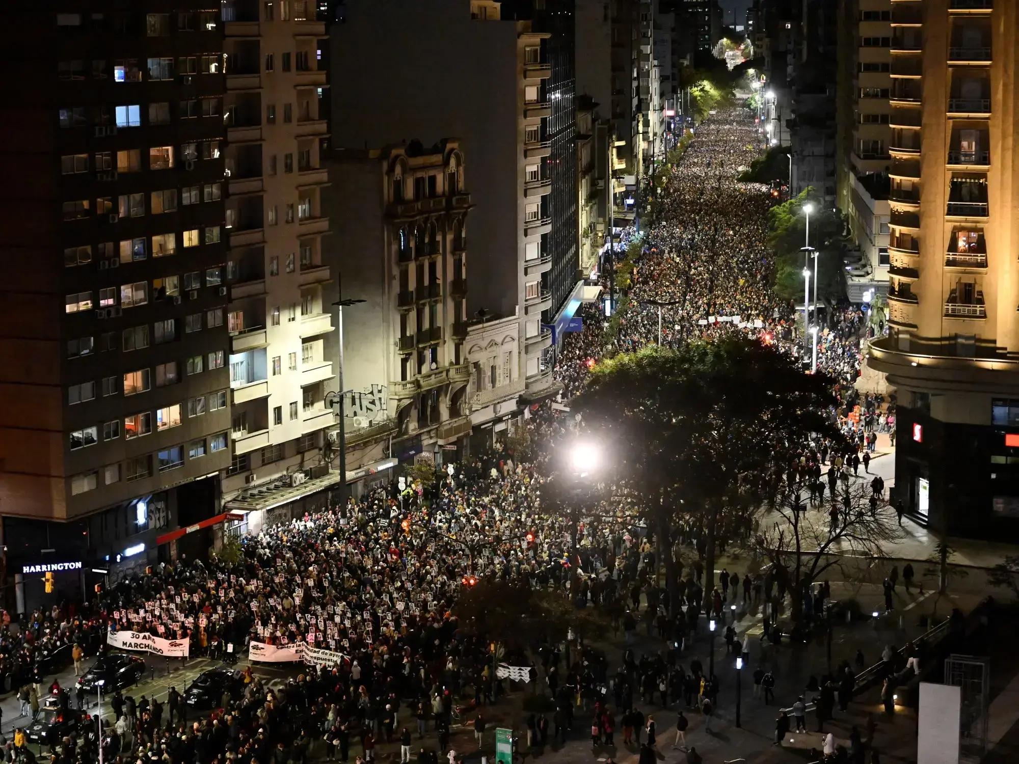 Miles de personas participaron de la Marcha del Silencio en Uruguay. Foto AP Photo / Santiago Mazzarovich