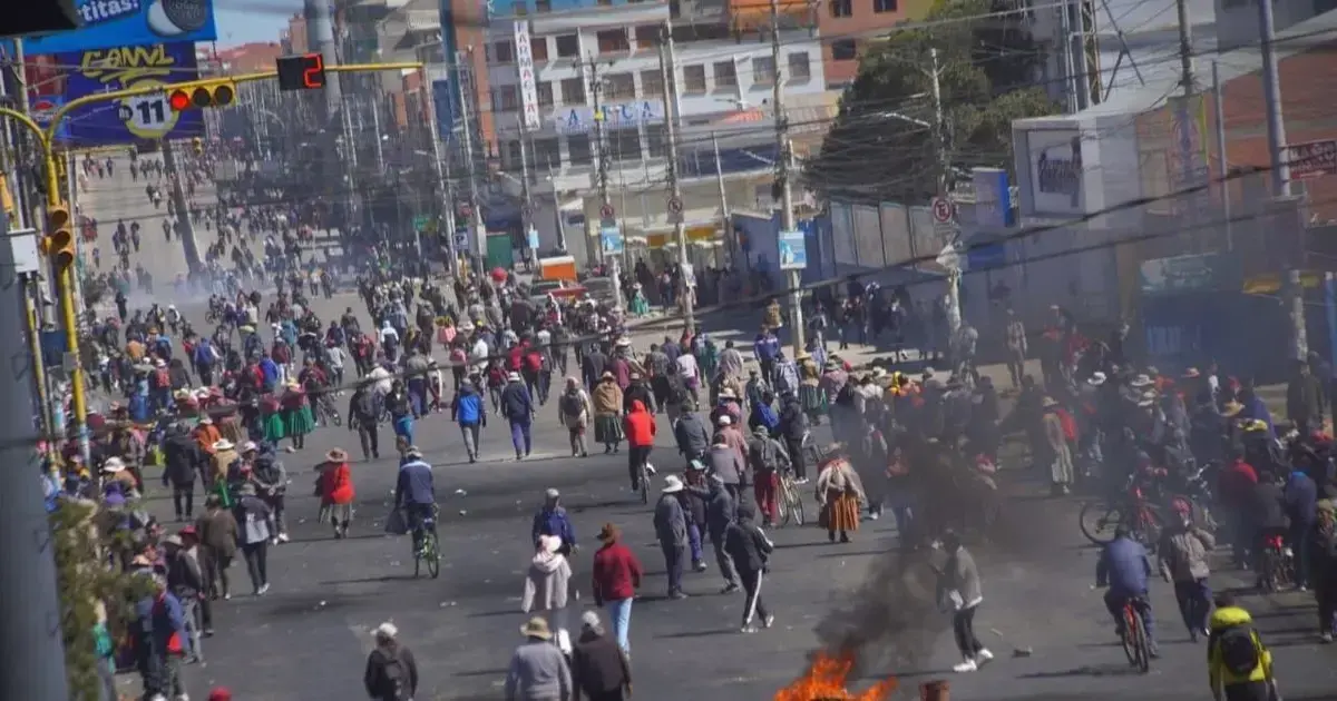 Marchistas y bloqueadores en la avenida Juan Pablo II, en la ciudad de El Alto, luego de un enfrentamiento con la Policía