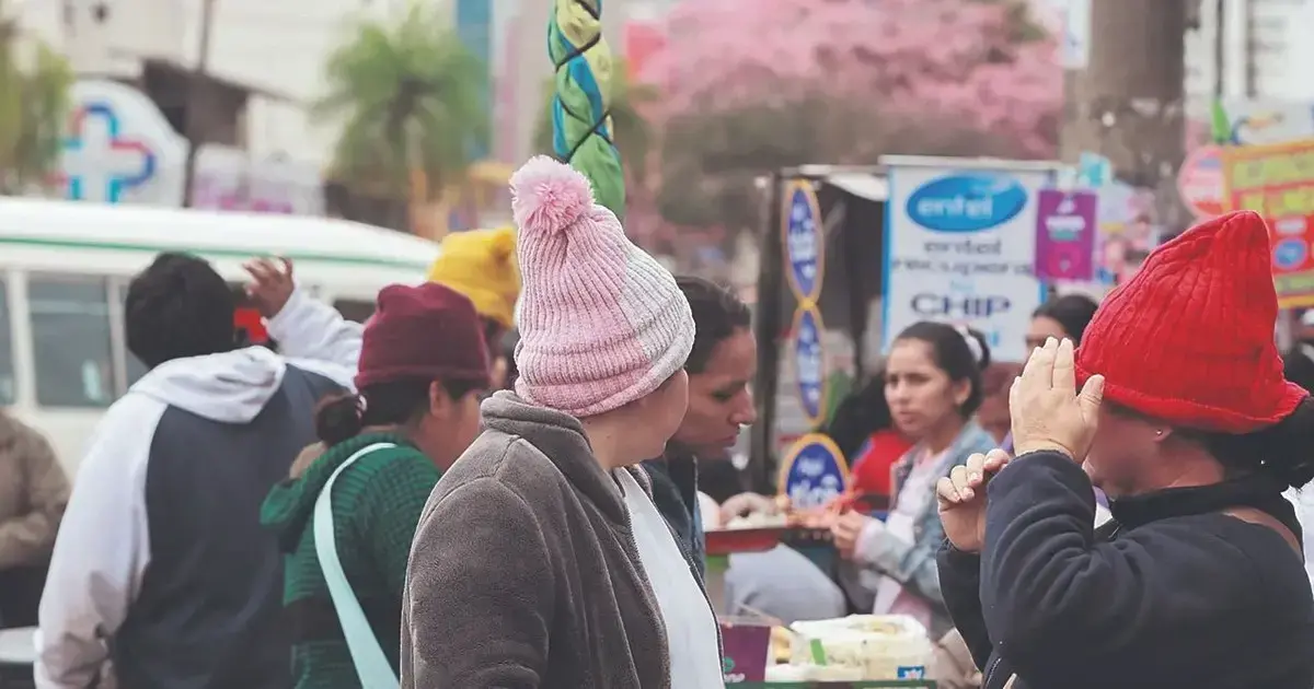 Las personas buscan protegerse del frío recurriendo a ropa abrigada y bebidas o comidas reconfortantes